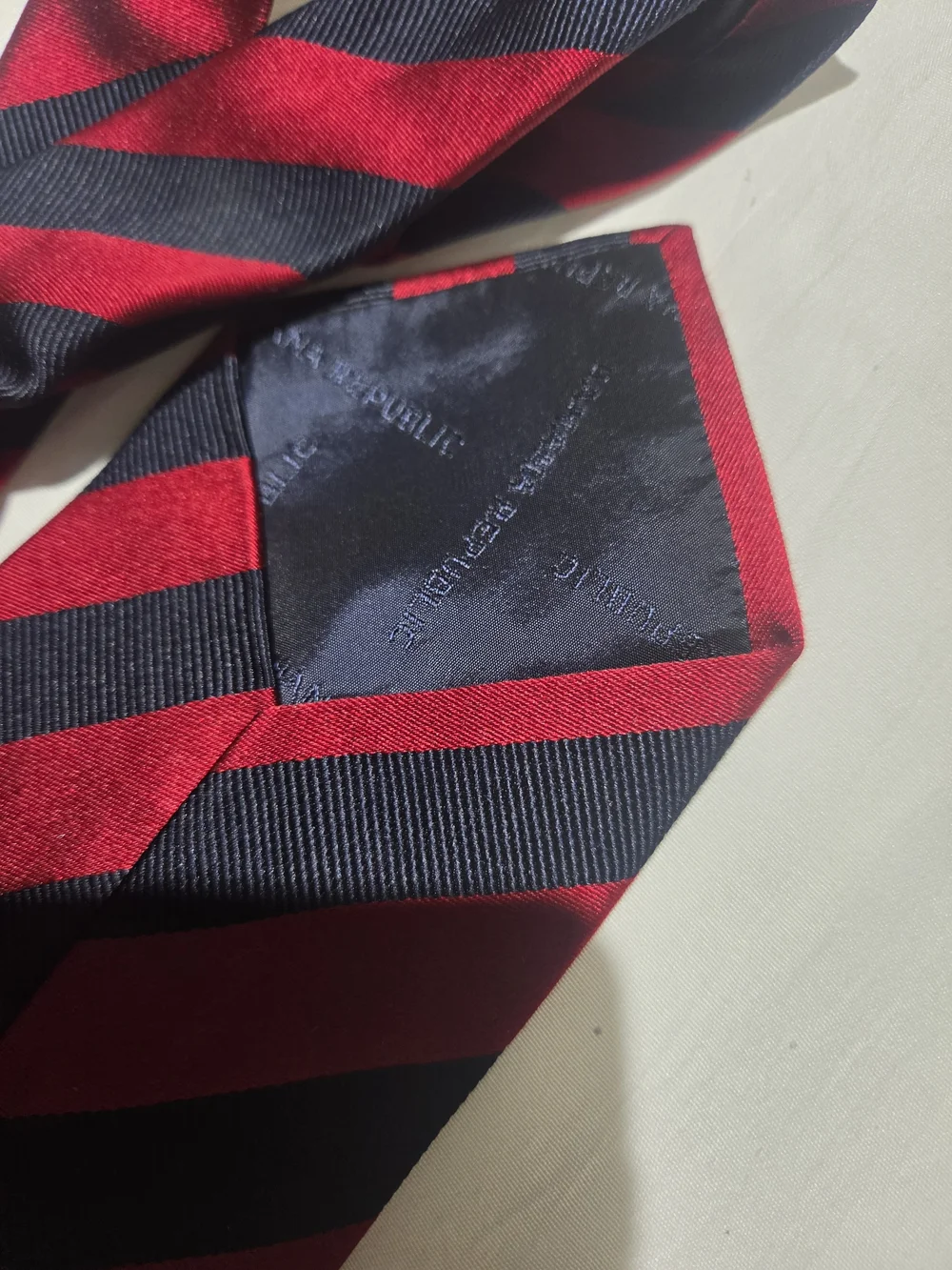 100% silk Ckassic Red Blue strip necktie from Banana Republic